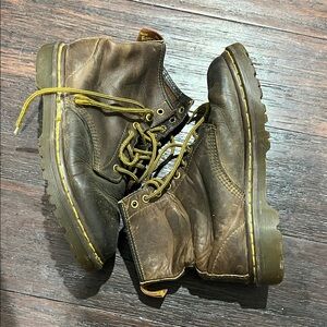 Dr. Marten’s vintage crazy horse Brown Leather Lace-Up Boots Yellow Stitching